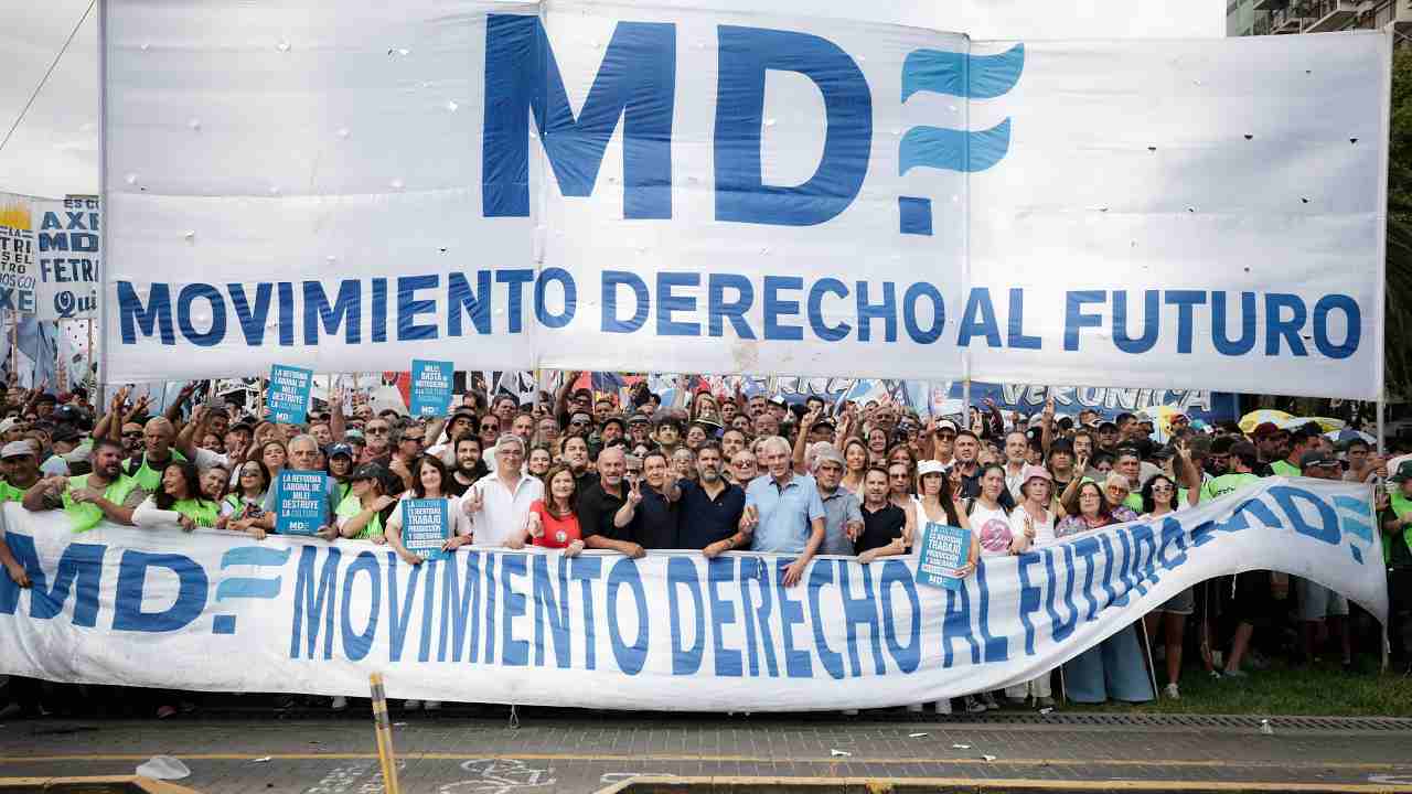 Kicillof-participo-de-la-marcha-en-rechazo-a-la-reforma-laboral-01